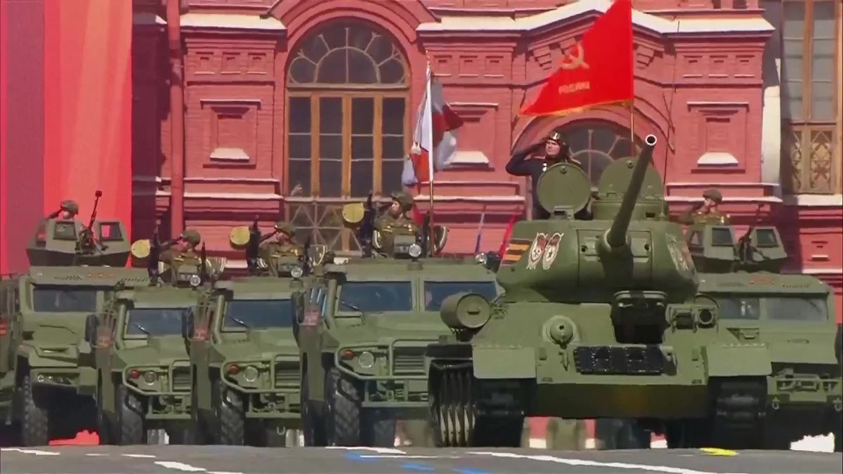 Video: Jediný tank na přehlídce. Rudým náměstím projel historický kus